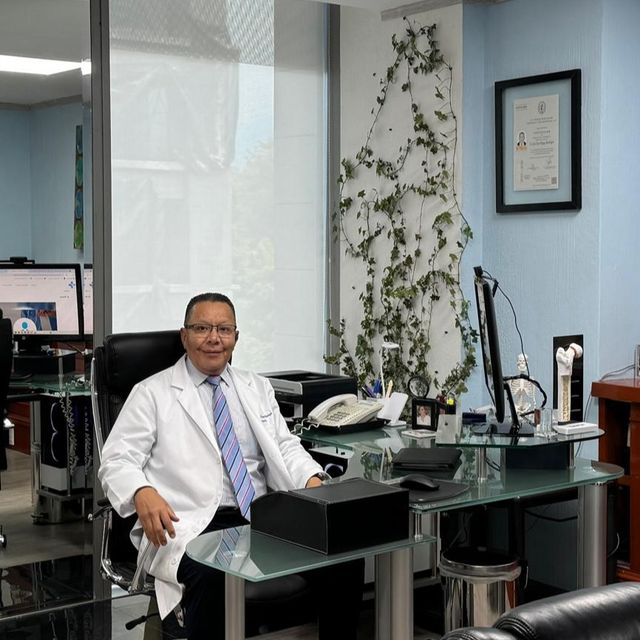 Julio César Vázquez Mondragón, Ortopedista 