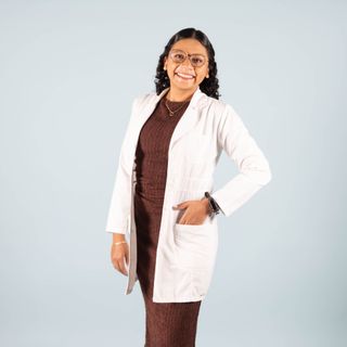 Ampliar imagen: Karina Ivette Llovera Mosqueda, Geriatra Mérida