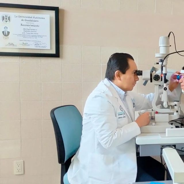 Tomas Soto García , Oftalmólogo Celaya