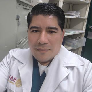 Ampliar imagen: Enrique Nuriulú Moscoso, Especialista en Medicina Integrada Mérida