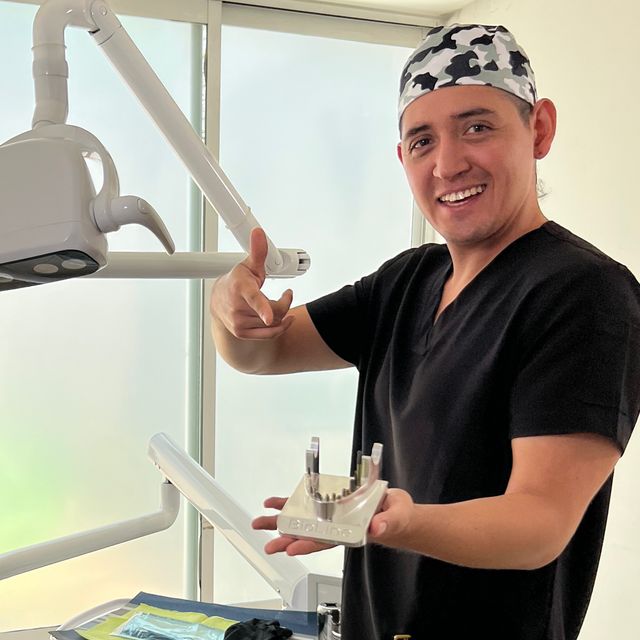 Eduardo Montoya Villaseñor, Dentista - Odontólogo Playa del Carmen