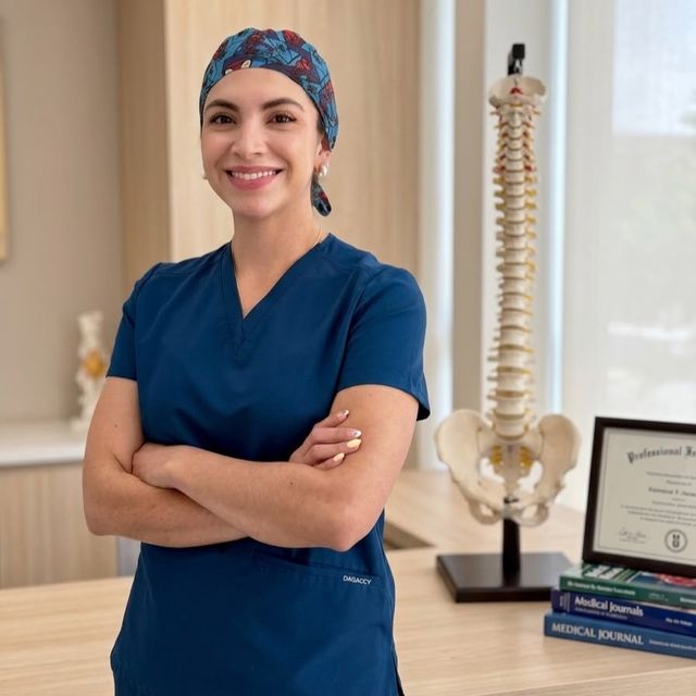 Teresa Lozano, Ortopedista León