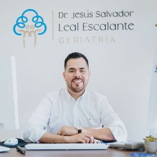 Ampliar imagen: Jesús Salvador Leal Escalante, Geriatra Tepic