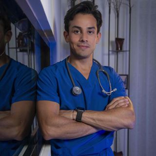 Ampliar imagen: Adrian Vera González, Médico general Cancun