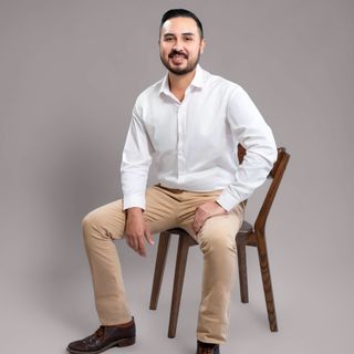 Dr. César Andrés Valencia Cañedo