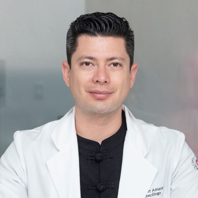Albert Amaya Flores, Ginecólogo León