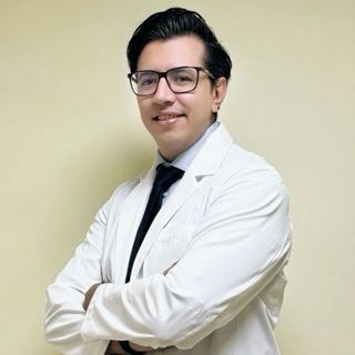 Ampliar imagen: Rogelio Cuervo Campos, Oncólogo médico Querétaro