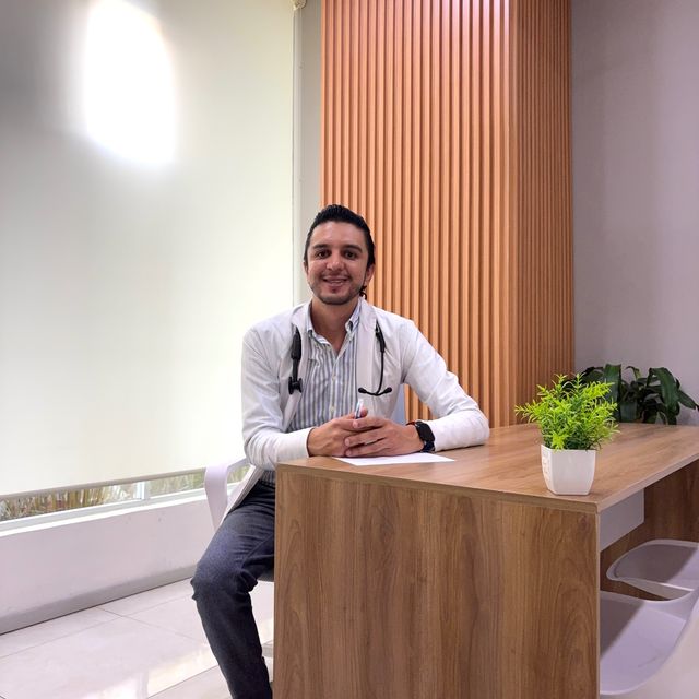 Daniel Fernando Hernández González, Internista Puebla