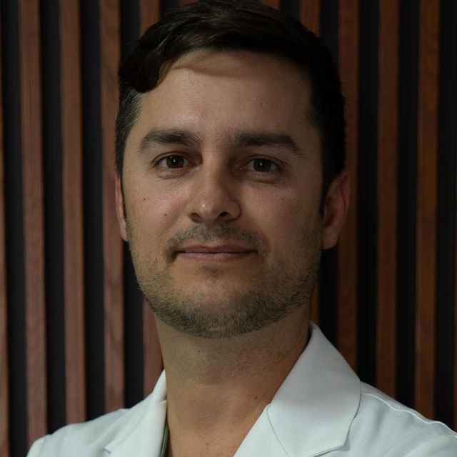 Richael Antonio Silva Suárez, Cirujano maxilofacial León