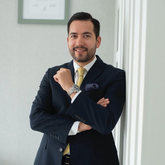 Adan Araujo López, Cirujano plástico Querétaro