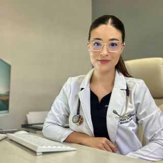 Ampliar imagen: Mirza Palacios Rojo, Internista Guadalajara