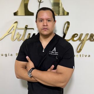 Ampliar imagen: Félix Arturo Leyva Salas, Cirujano plástico Xalapa