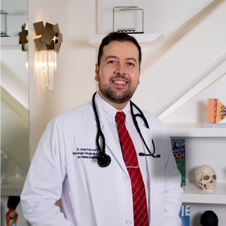 Ampliar imagen: Josué Ivan Leal Ventura, Neurocirujano Ciudad de México