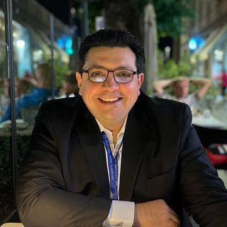 Ampliar imagen: Alejandro Fonz Escoffie, Radiólogo Mérida