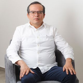 Ampliar imagen: José Luis Estrada Rico, Hematólogo León