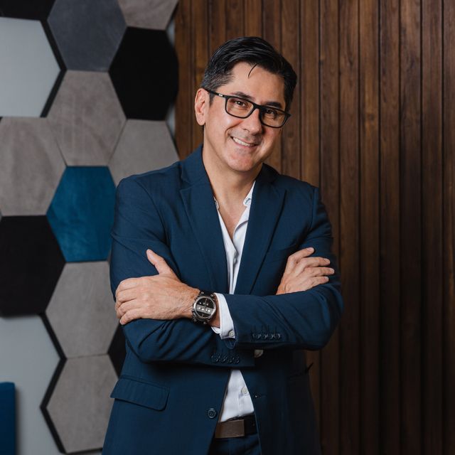 Eduardo Luevano González, Cirujano plástico Delicias