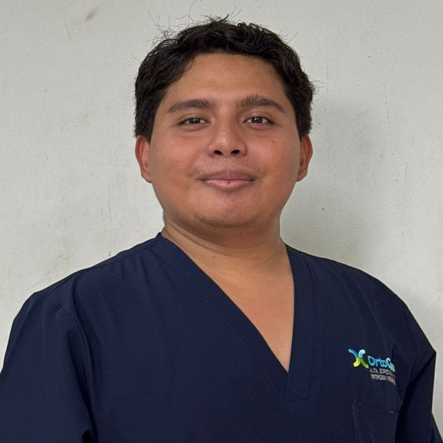 Álvaro Jesús Ek Ake, Especialista en Rehabilitación y Medicina Física Mérida