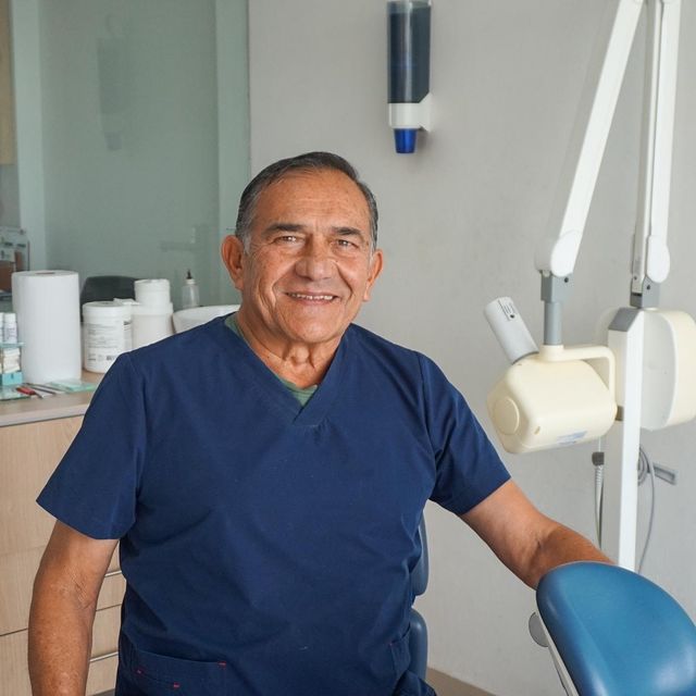 Juan Martínez Salcido, Dentista - Odontólogo Metepec
