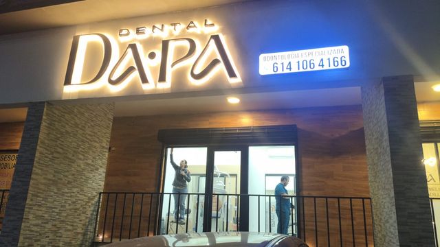 Ampliar imagen: Dr. Victor Daniels