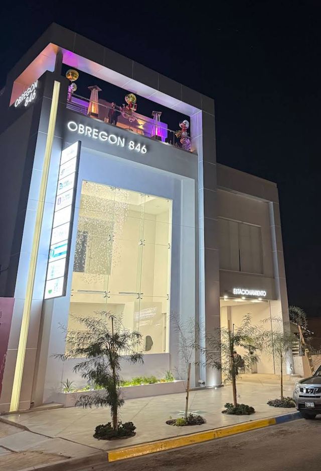 Ampliar imagen: Oftalmólogo Dr. Héctor Ruiz