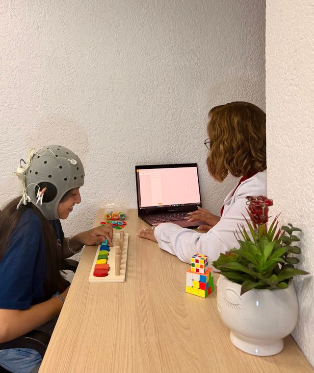 Ampliar imagen: Psicoterapia Psicoanalítica, Neurociencias Estimulación Magnética Transcraneal.