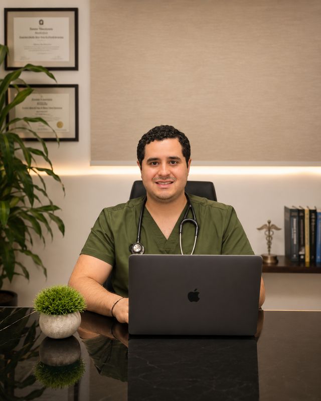 Ampliar imagen: Dr Jeshua Altuve Medicina Interna/Infectologia