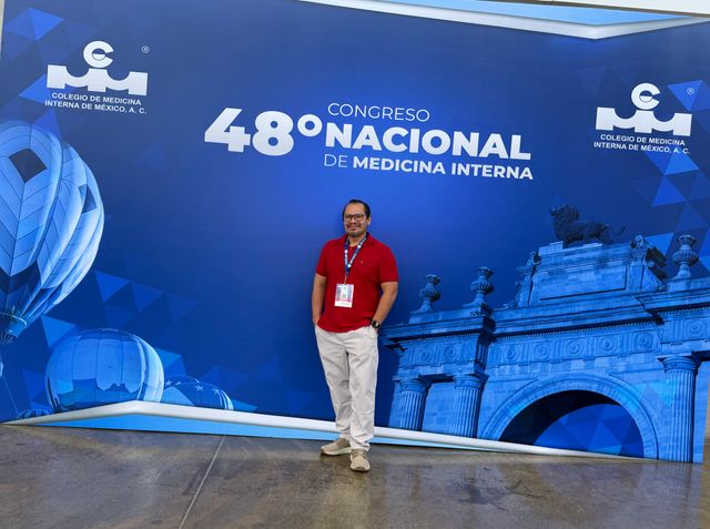 Ampliar imagen: DR ROBERTO FLORES SUÁREZ