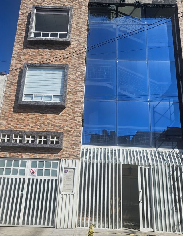 Ampliar imagen: Consultorio Torre Sumar