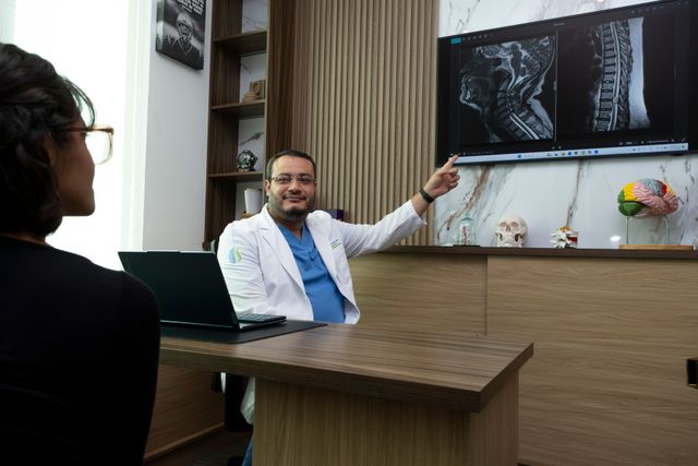 Ampliar imagen: Muguerza Sur - Neurocirugía y Alta Especialidad en Cirugía de Mínima Invasión de Columna Vertebral