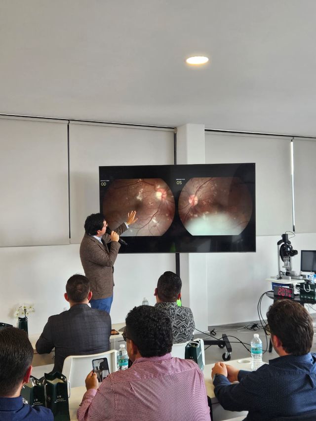 Ampliar imagen: Retina Eye Clinic