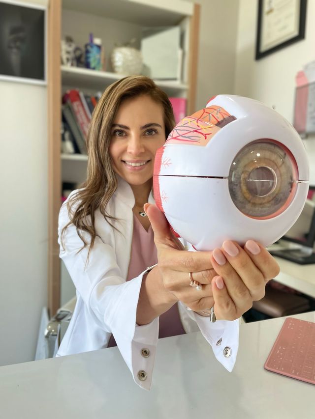 Ampliar imagen: Dra. Aline Astorga | Oftalmología